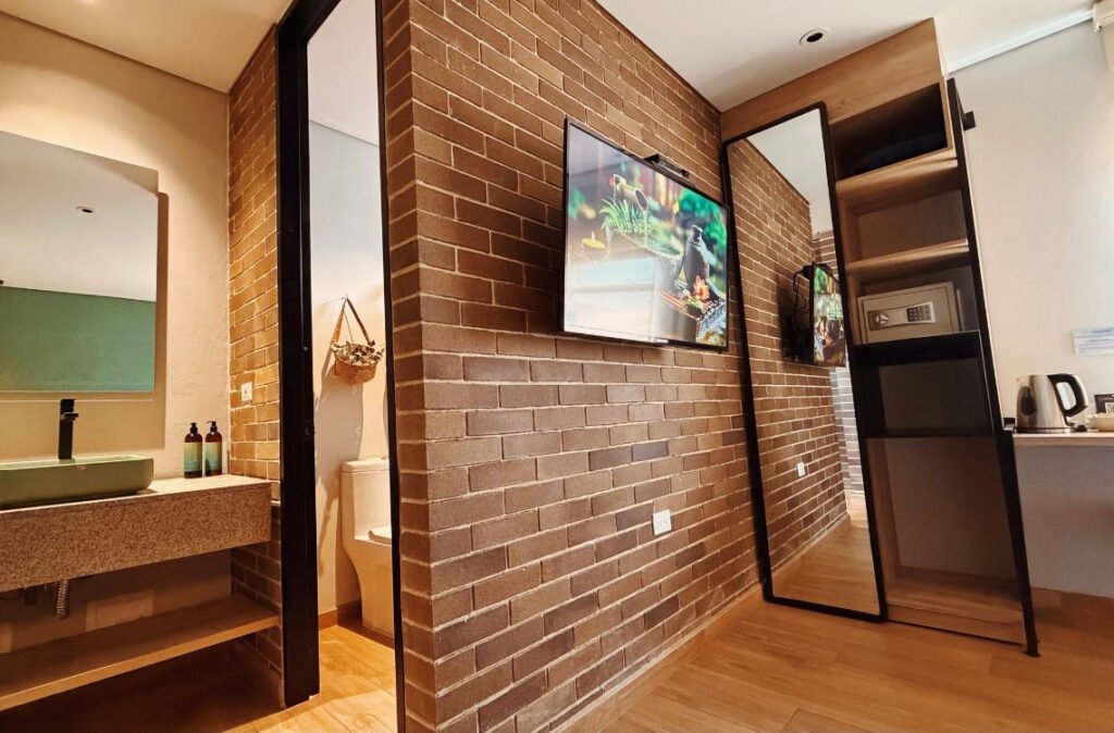 Detalle de la televisión y acceso al baño de la Habitación Superior