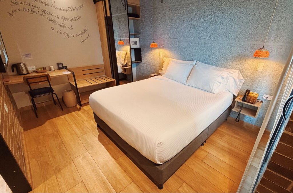 Vista amplia de la cama y el escritorio de la Habitación Superior